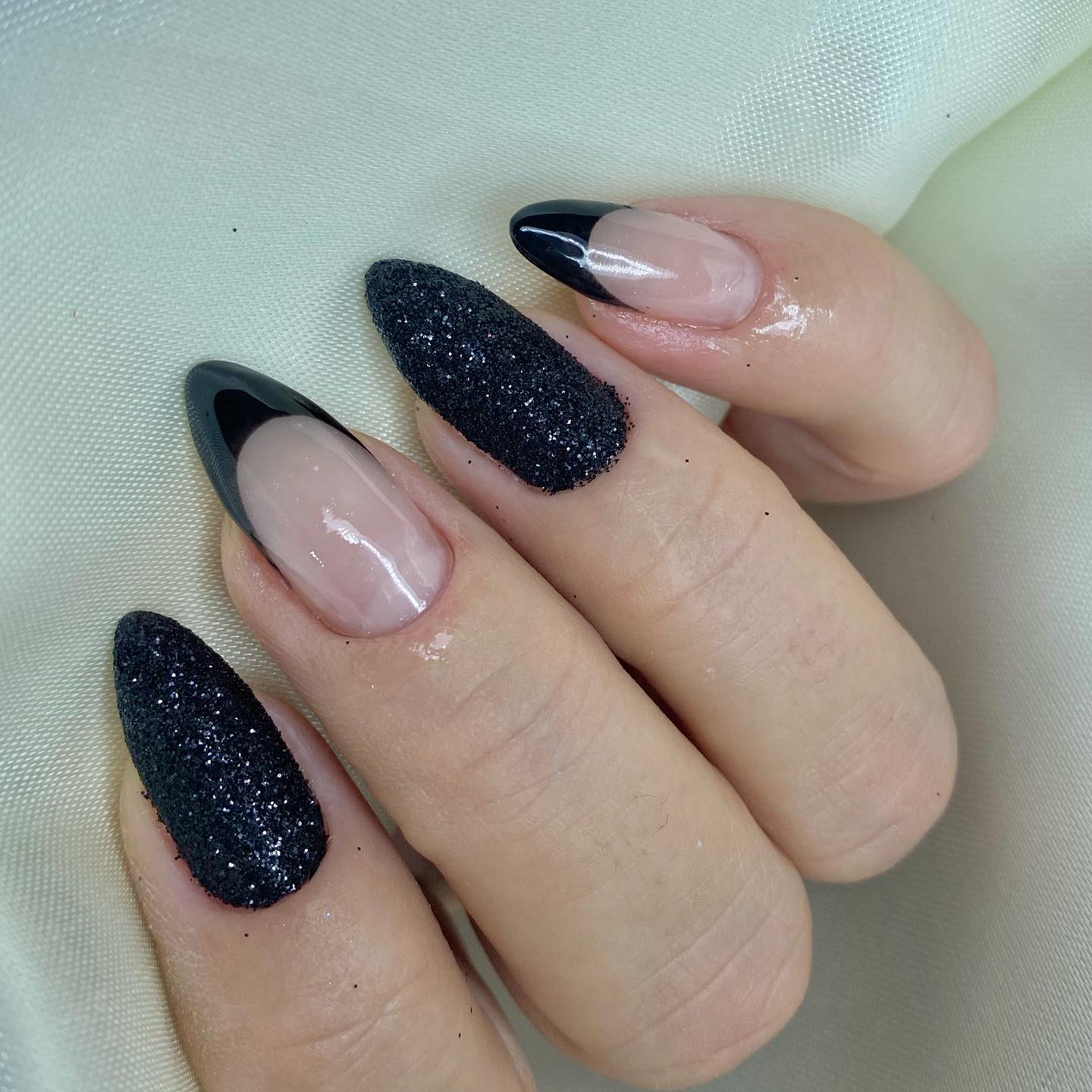 Unhas amêndoa com francesinha preta e glitter