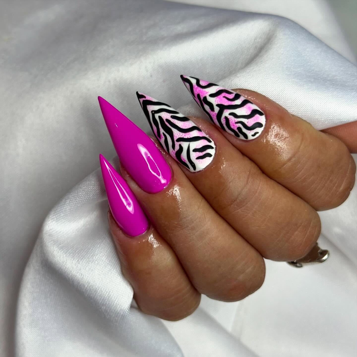 Unhas stiletto pink com nail art zebra