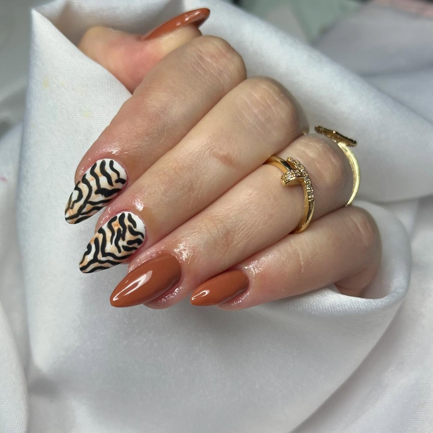 Unhas terracota com nail art animal print