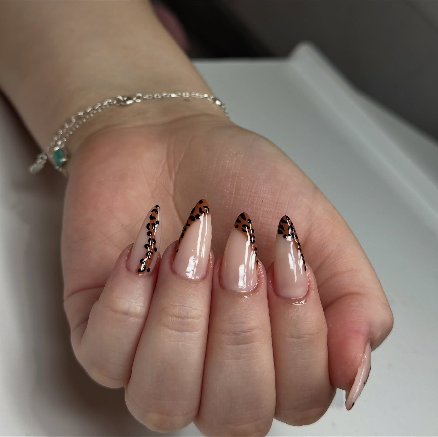 Unhas nude com pontas em animal print